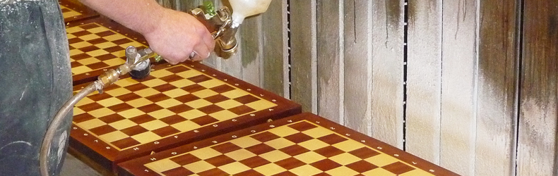 Покраска шахматного поля лаком